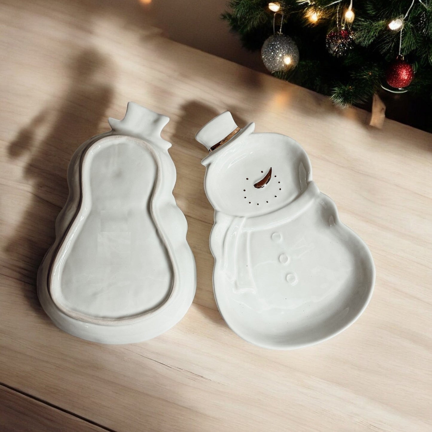 snowman serving dishes
White and Gold Christmas Kitchen Decoration