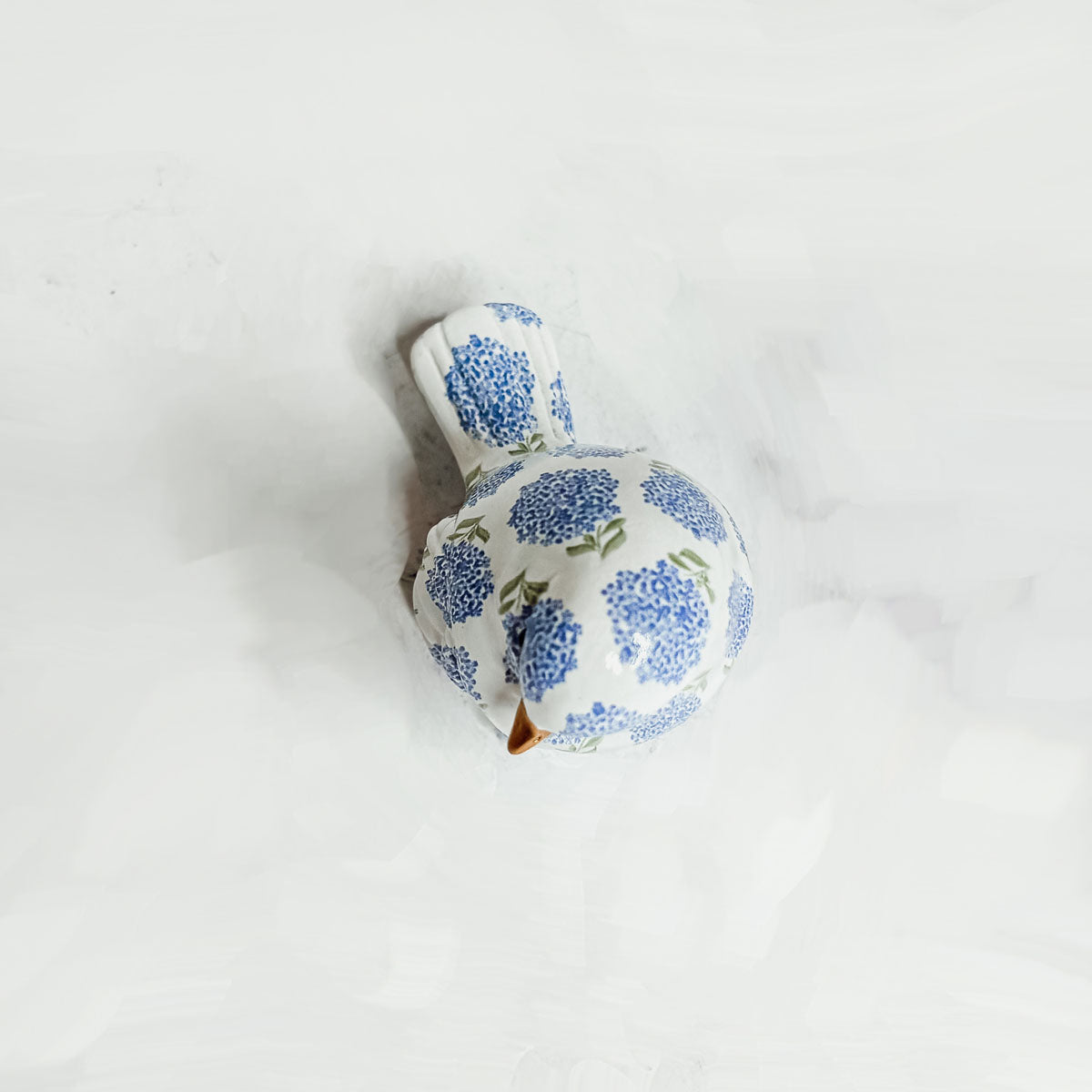 Decorative bird home accents, including wall hangings and table centerpieces, perfect for bird enthusiasts