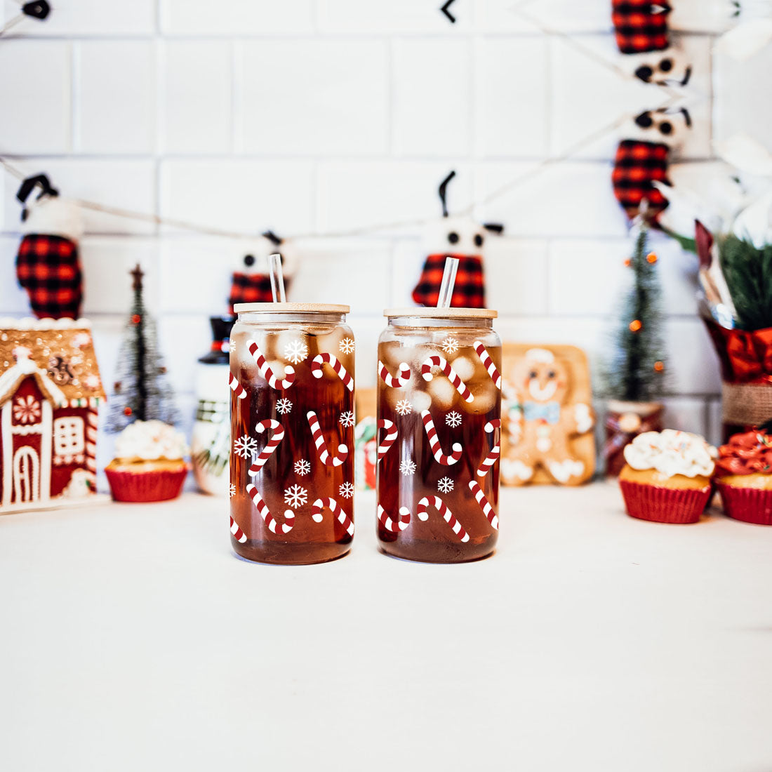 Candy cane and snow flake cups.
Candy cane and snowflake coffee mugs.
Candy cane and snowflake glass cups.