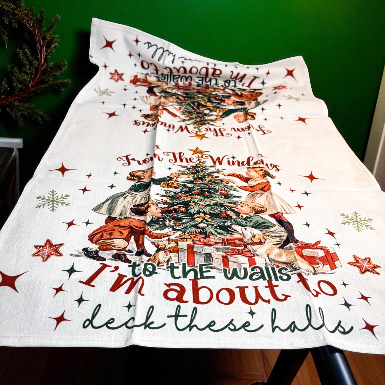 from the windows to the walls christmas towel
Traditional vintage Christmas kitchen
Mid century Christmas kitchen decor
Nostalgic Christmas kitchen accessories